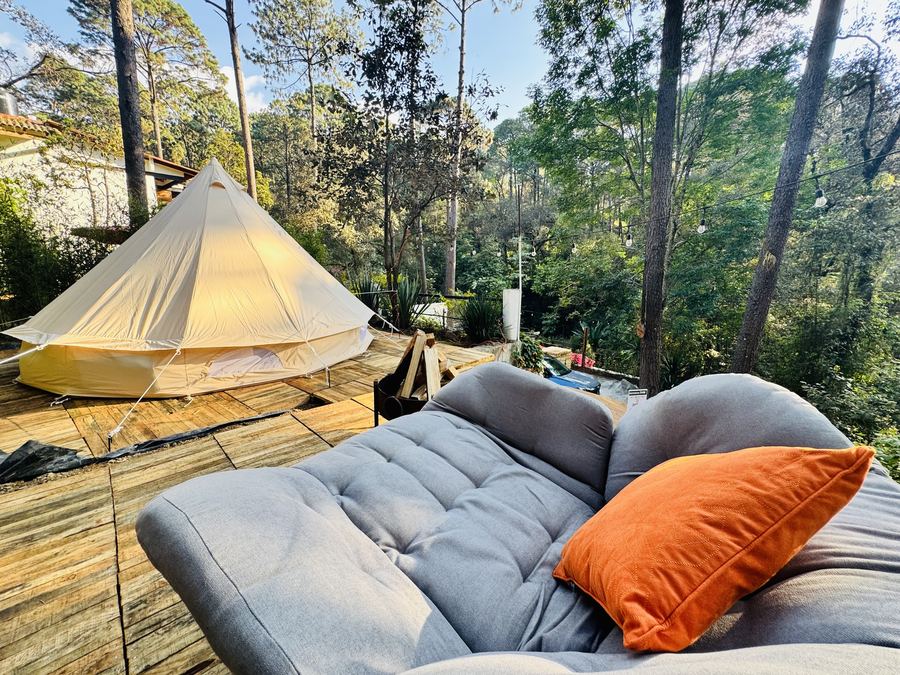Terraza del glamping con sala exterior