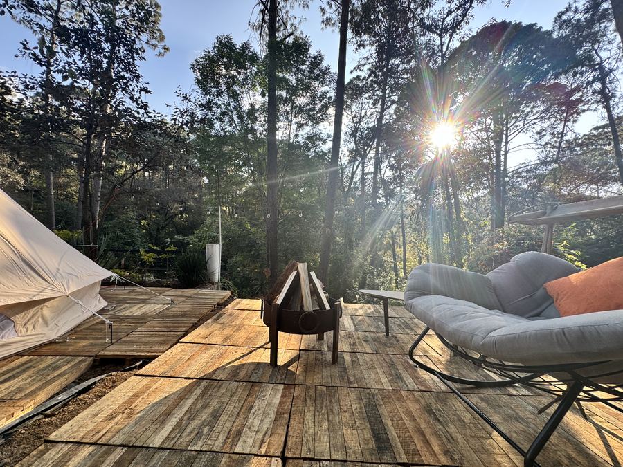Fogata del glamping al atardecer